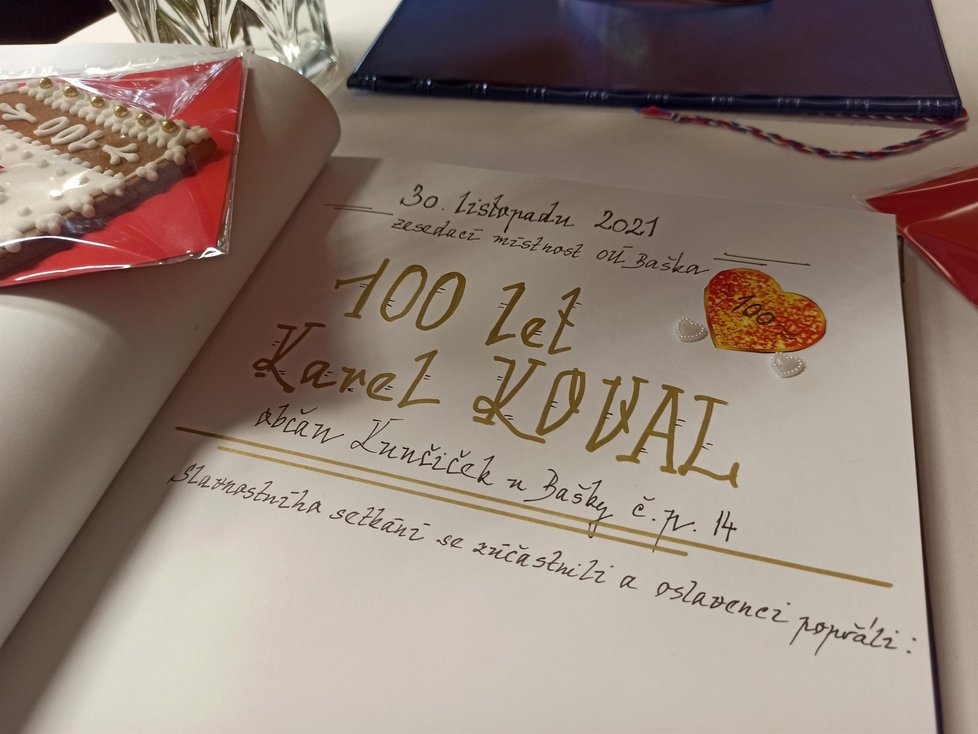 Karel Koval z Bašky oslavil 100. narozeniny v plné formě. Podle něj za to může jeho vášeň pro šachy, která mu &#34;cvičí závity&#34;.