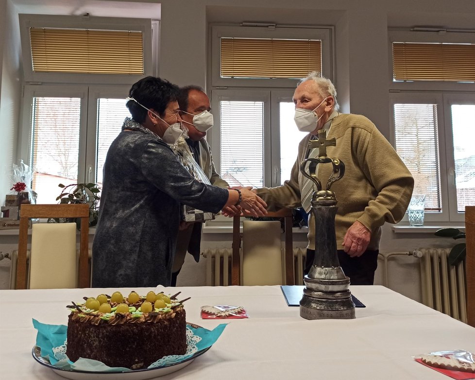 Gratulantů, kteří přišli poblahopřát Karlovi Kovalovi z Bašky ze 100. narozeninám, bylo opravdu hodně.