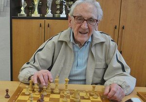 Karel Koval z Bašky oslavil 100. narozeniny. Dobrému zdraví a bystrému mozku se podle svých slov těší díky šachům.