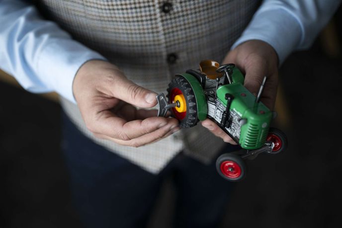 Fotografie z výrobního procesu ve společnosti KOVAP, tradičním českém výrobci plechových mechanických hraček. Fotografie z výrobního procesu ve společnosti KOVAP, tradičním českém výrobci plechových mechanických hraček.