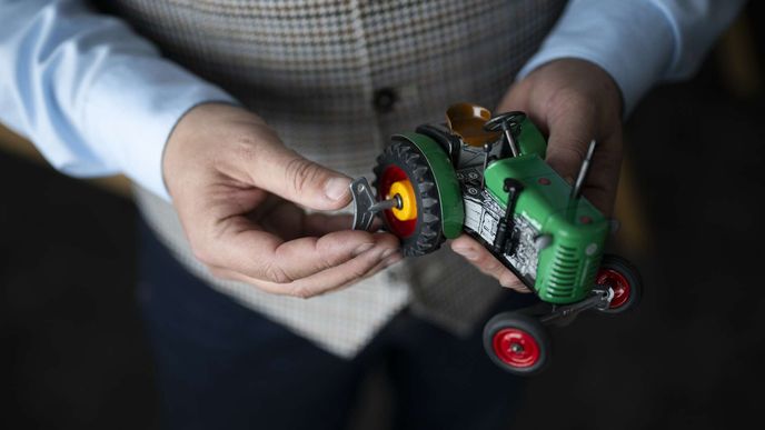 Fotografie z výrobního procesu ve společnosti KOVAP, tradičním českém výrobci plechových mechanických hraček. Fotografie z výrobního procesu ve společnosti KOVAP, tradičním českém výrobci plechových mechanických hraček.