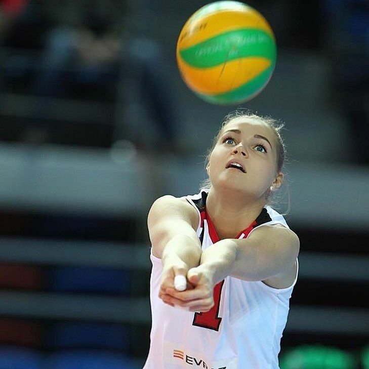 Kovářova partnerka Valerija Safonovová hrála volejbal za slavnou Uraločku.