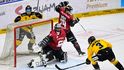 Brankář Jakub Kovář ze Sparty kryje příležitost Adama Poláška z Litvínova