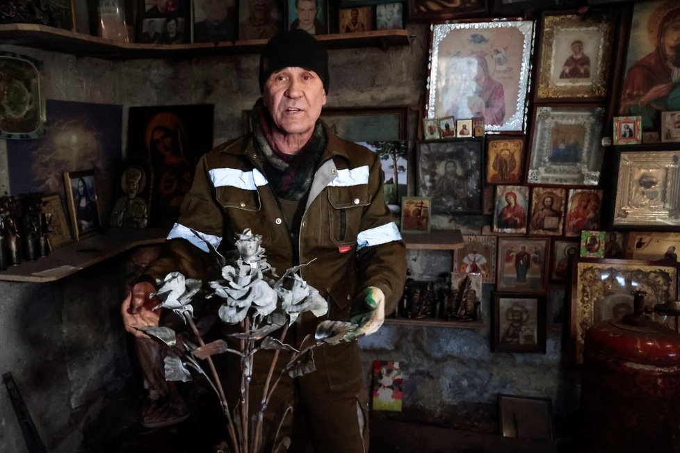 Viktor Michaljov ková ze zbraní květiny.