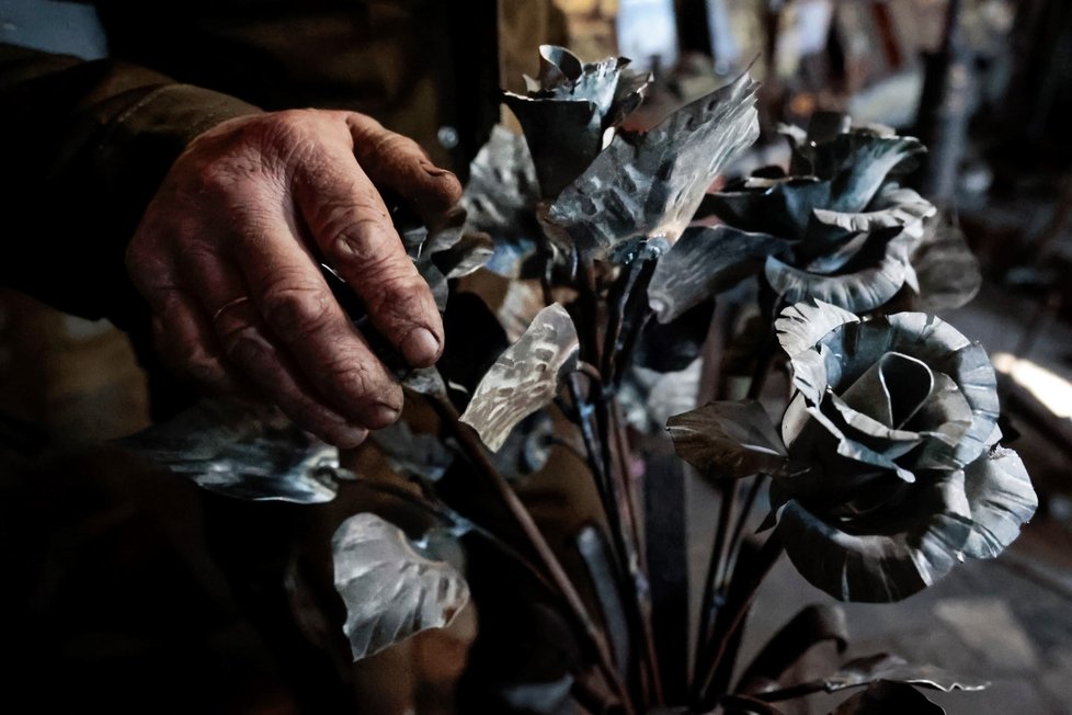 Viktor Michaljov ková ze zbraní květiny.