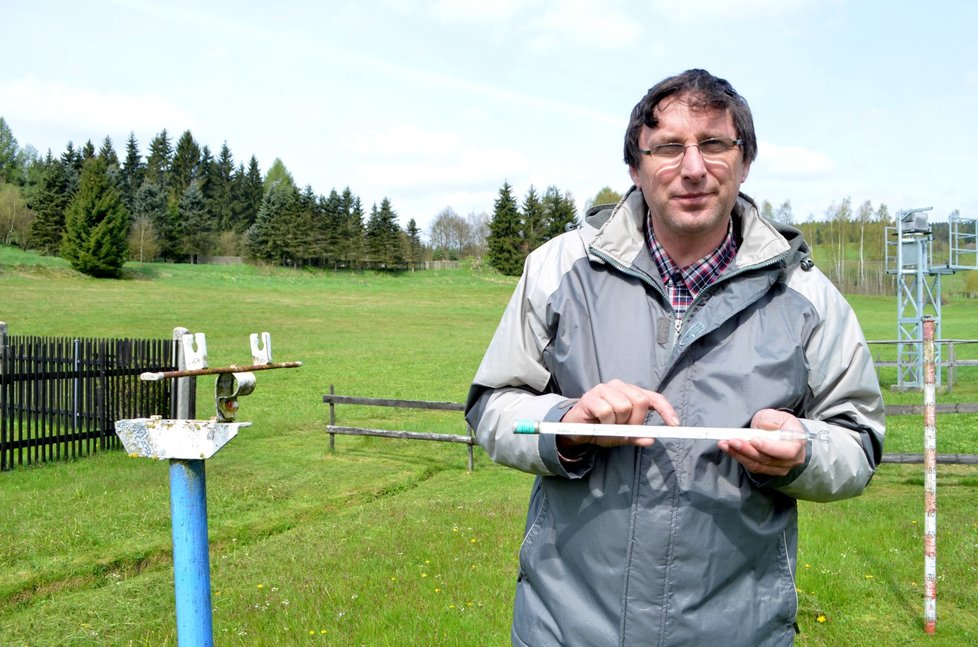 Meteorolog Rudolf Kovařík provádí měření.