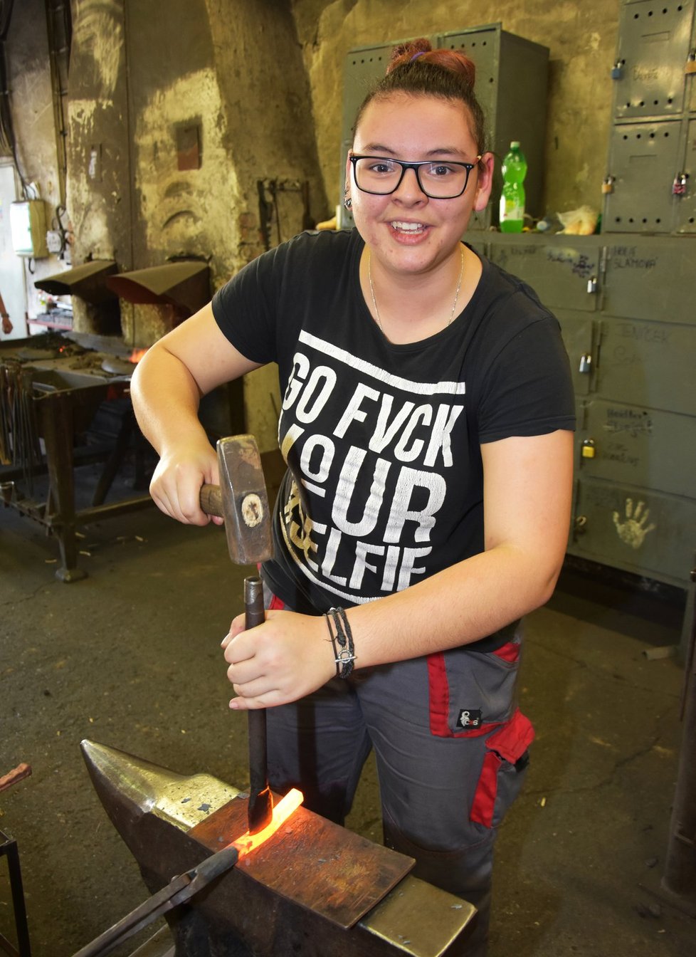 Tereza Anderlová (17) zpracovává nahřáté železo.