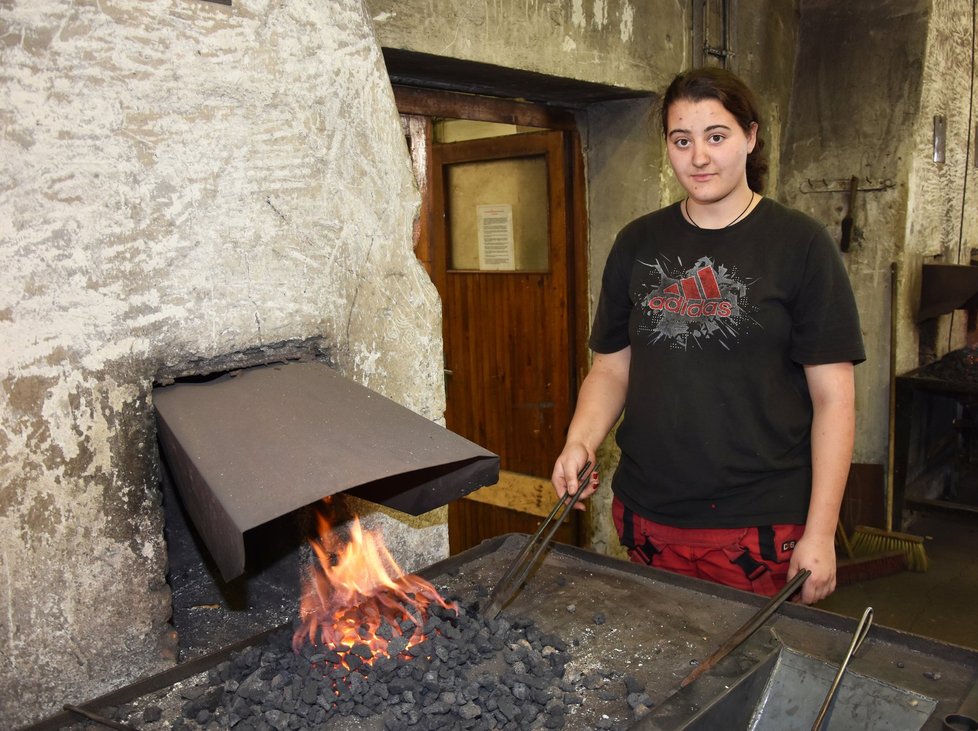 Linda Novotná (19) u kovářské výhně.