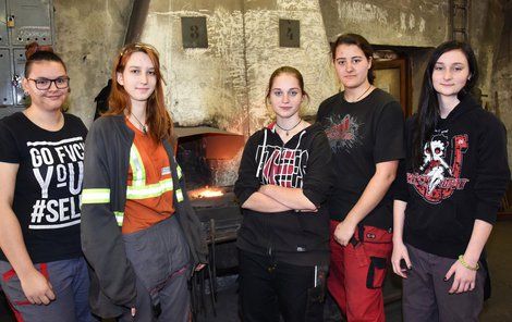 To jsou ony. Adeptky na kovářky (zleva doprava): Tereza Anderlová (17), Johana Melchrová (17), Simona Holá (17), Linda Novotná (19) a Kateřina Slámová (16).