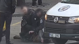 „Kovboj“ na Václaváku napadl taxikáře, „ninja“ ohrožoval lidi: Agresivní opilci skončili v poutech