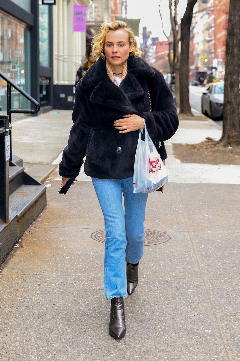 Herečka Diane Kruger často nosí kotníkové kozačky do špičky. Tentokrát zvolila model v metalickém odstínu.