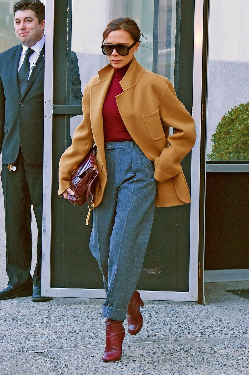 Návrhářka a módní ikona Victoria Beckham v červených kotníkových kozačkách.