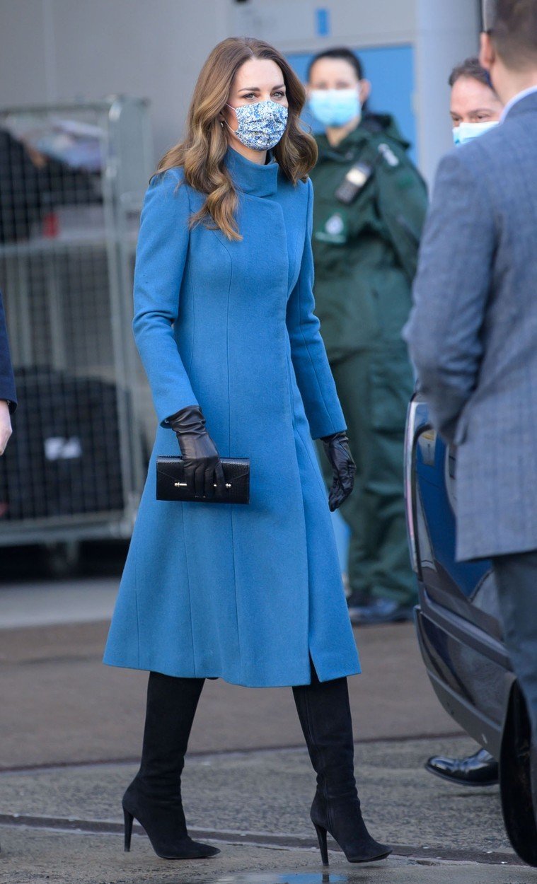 Vévodkyně Kate má v oblibě decentní černé semišové kozačky na podpatku.