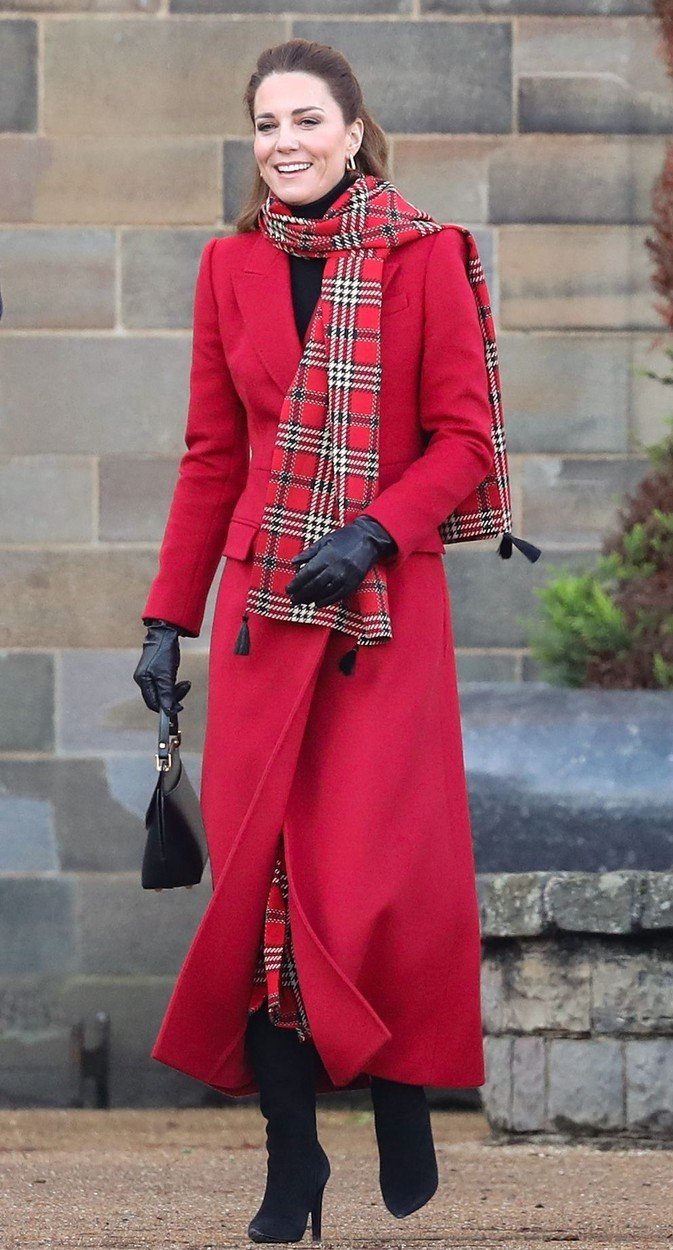 Vévodkyně Kate má v oblibě decentní černé semišové kozačky na podpatku.
