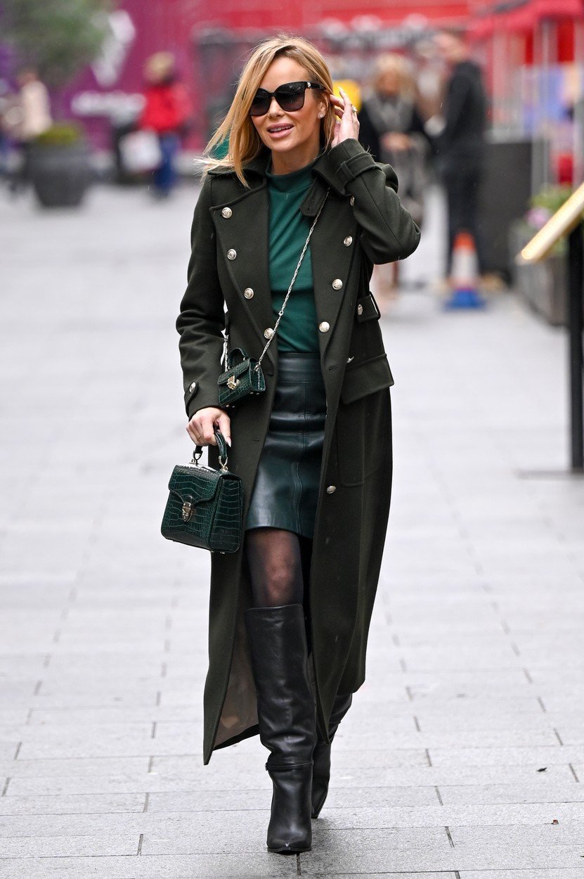 Britská moderátorka Amanda Holden v 50 letech nosí minisukni! Dokazuje tak, že může být elegantní i pro starší ženy. Zvolila k ní vysoké černé kozačky.