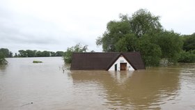 V Kozárovicích jsou domy totálně pod vodou