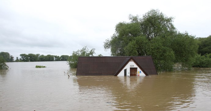 V Kozárovicích jsou domy totálně pod vodou