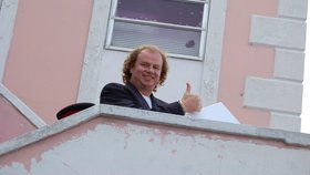 Viktor Kožený před soudní budovou v bahamském hlavním městě Nassau na snímku z 25. července 2022.