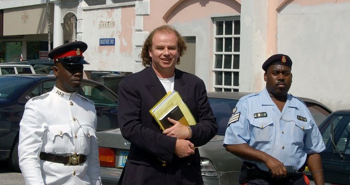 Viktor Kožený před soudní budovou v bahamském hlavním městě Nassau na snímku z 25. července 2022.