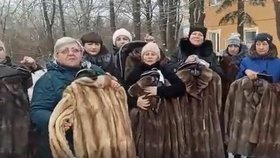 Manželky padlých ruských vojáků, kteří zemřeli v boji s ukrajinskou armádou, dostaly od Kremlu kožichy.