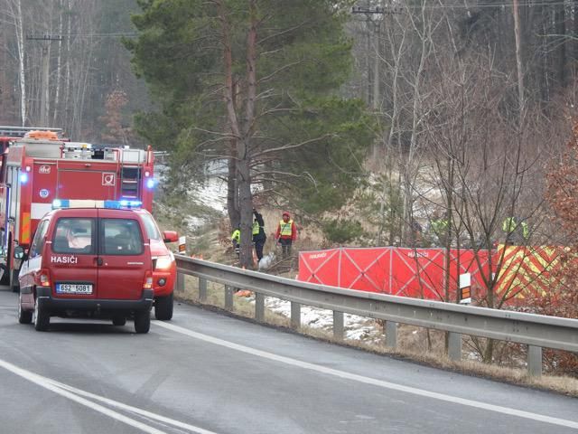 Mezi Kozojedy a Kostelcem nad Černými lesy havaroval osobní vůz. Dvě osoby nehodu nepřežily.