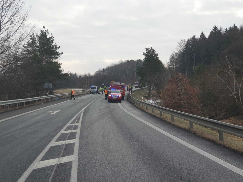 Mezi Kozojedy a Kostelcem nad Černými lesy havaroval osobní vůz. Dvě osoby nehodu nepřežily.
