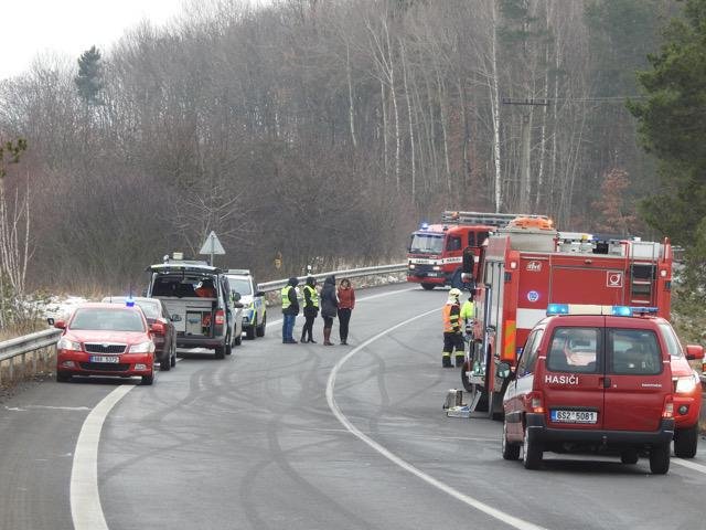 Mezi Kozojedy a Kostelcem nad Černými lesy havaroval osobní vůz. Dvě osoby nehodu nepřežily.