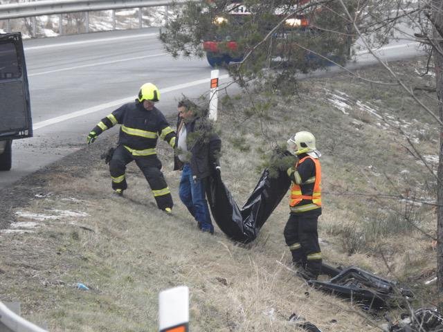 V pátek zrána havaroval osobní vůz na silnici mezi Kozojedy a Kostelcem nad Černými Lesy. Nehoda si bohužel vyžádala lidské oběti: 1. února 2019