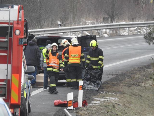 V pátek zrána havaroval osobní vůz na silnici mezi Kozojedy a Kostelcem nad Černými Lesy. Nehoda si bohužel vyžádala lidské oběti: 1. února 2019