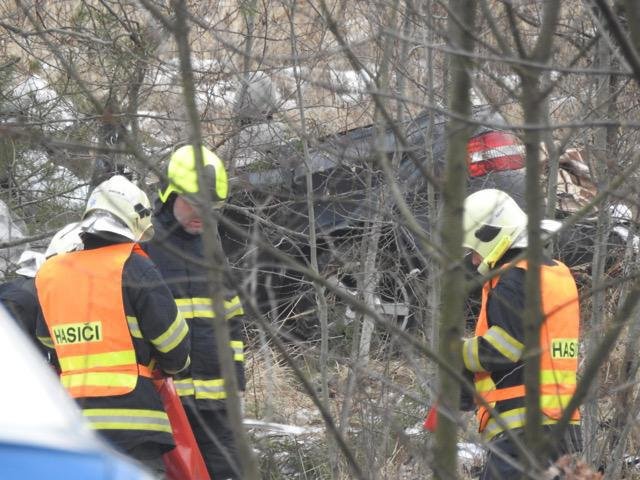 V pátek zrána havaroval osobní vůz na silnici mezi Kozojedy a Kostelcem nad Černými Lesy. Nehoda si bohužel vyžádala lidské oběti: 1. února 2019