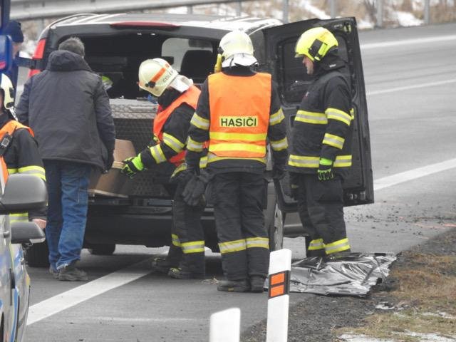 V pátek zrána havaroval osobní vůz na silnici mezi Kozojedy a Kostelcem nad Černými Lesy. Nehoda si bohužel vyžádala lidské oběti: 1. února 2019