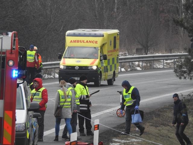 V pátek zrána havaroval osobní vůz na silnici mezi Kozojedy a Kostelcem nad Černými Lesy. Nehoda si bohužel vyžádala lidské oběti: 1. února 2019