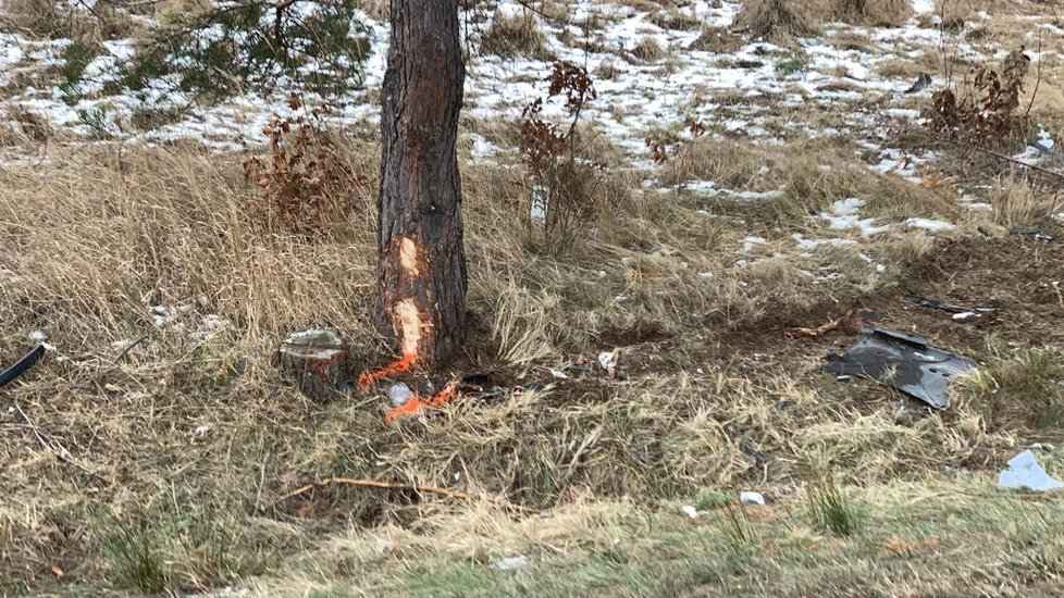 Mezi Kozojedy a Kostelcem nad Černými lesy havaroval osobní vůz. Dvě osoby nehodu nepřežily.