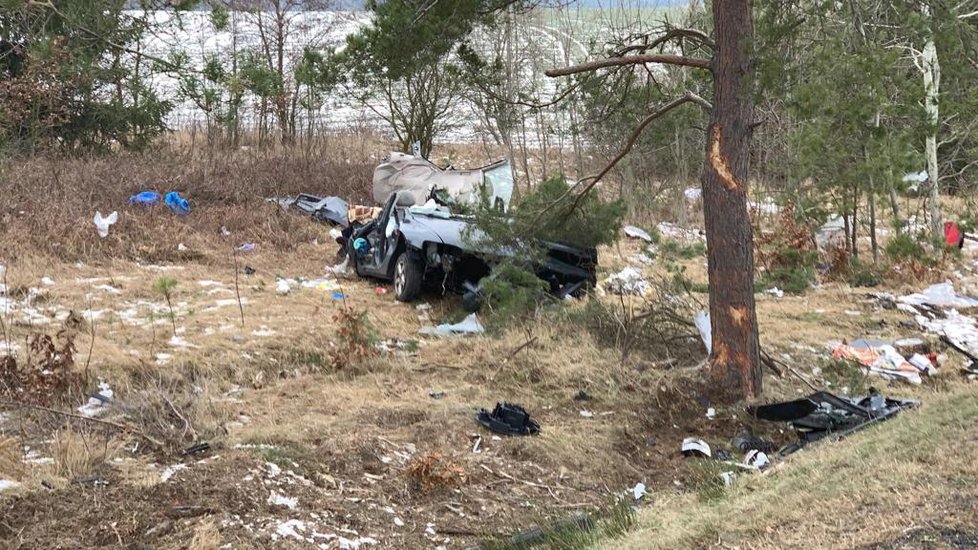 Mezi Kozojedy a Kostelcem nad Černými lesy havaroval osobní vůz. Dvě osoby nehodu nepřežily.