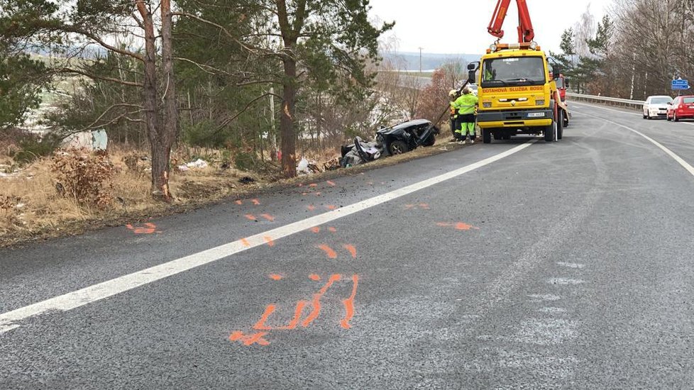 Mezi Kozojedy a Kostelcem nad Černými lesy havaroval osobní vůz. Dvě osoby nehodu nepřežily.