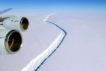 Ledová kra o odhadované rozloze více než 5 000 kilometrů čtverečních se odlomila od šelfového ledovce na západě Antarktidy.