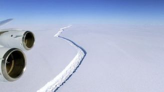 Obří kra na Antarktidě praská, může se každým okamžikem utrhnout a způsobit katastrofu  