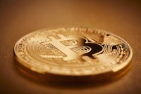 Nešťastnice nacpala úspory do bitcoinmatu: Půl milionu jí zachránili policisté