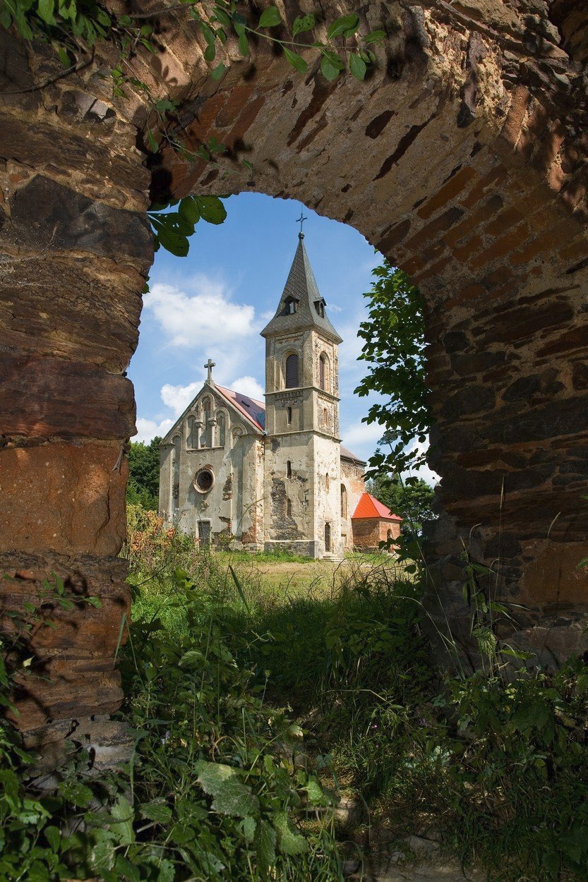 Na vrchu Kracíkov je další výletní cíl: zřícenina hradu Švamberk a hned vedle ní kostel sv. Máří Magdalény.