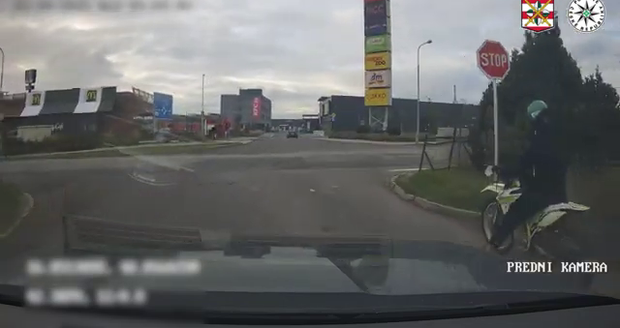 Kontrola motorkáře skončila překvapení. Stroj neměl SPZ, mladík řidičák a motorka byla kradená. Kontrola motorkáře skončila překvapení. Stroj neměl SPZ, mladík řidičák a motorka byla kradená.