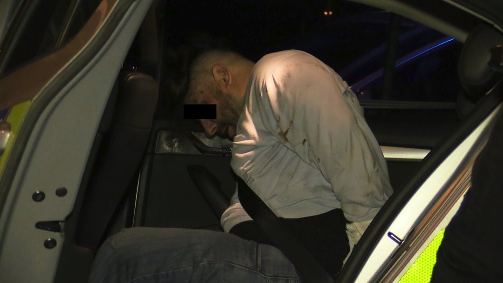 Policisté pronásledovali muže v kradeném autě.