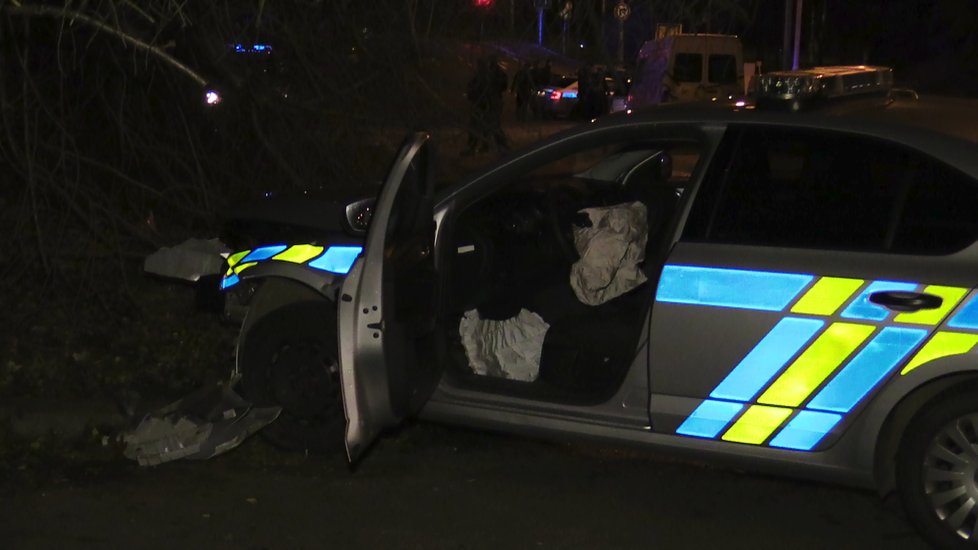 Policisté pronásledovali muže v kradeném autě.