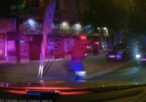 Zdrogovaný mladík se zákazem řízení ujížděl v kradeném BMW v Plzni před policisty.