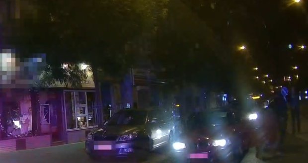 Zdrogovaný mladík se zákazem řízení ujížděl v kradeném BMW v Plzni před policisty.