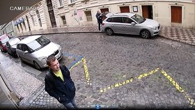 Majiteli zbyly oči pro pláč: Drzý zloděj ukradl zamčené kolo v centru Prahy a ujel. Poznáte ho?
