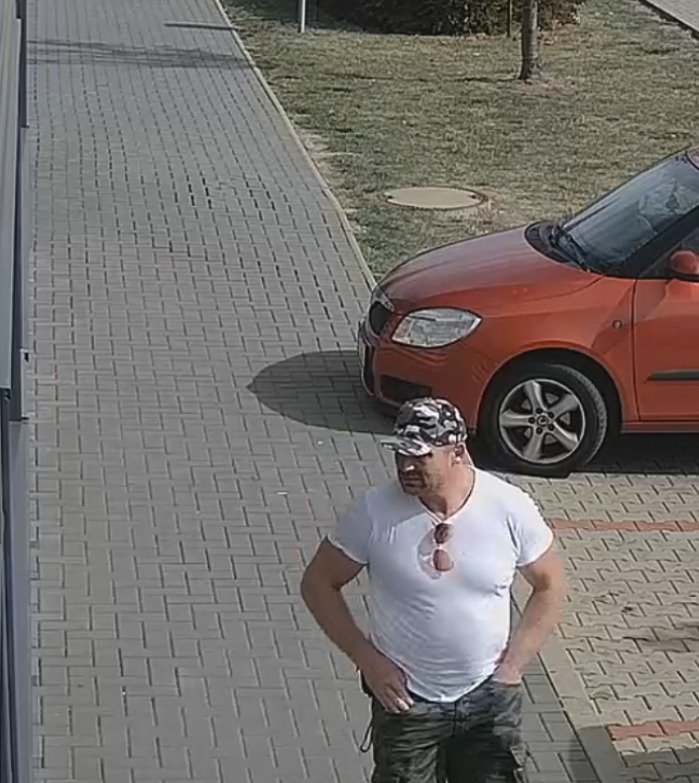 Zloděj ukradl auto v Horních Počernicích.