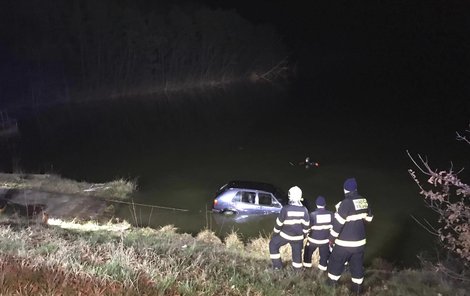 Hasiči auto nadzvedli...a za pomoci navijáku vytáhli na břeh. 