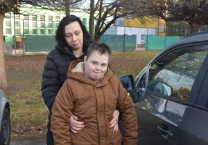 Eva Farníková (42) s postiženým synem Boriskem (11). Ten se bez speciální autosedačky neobejde.