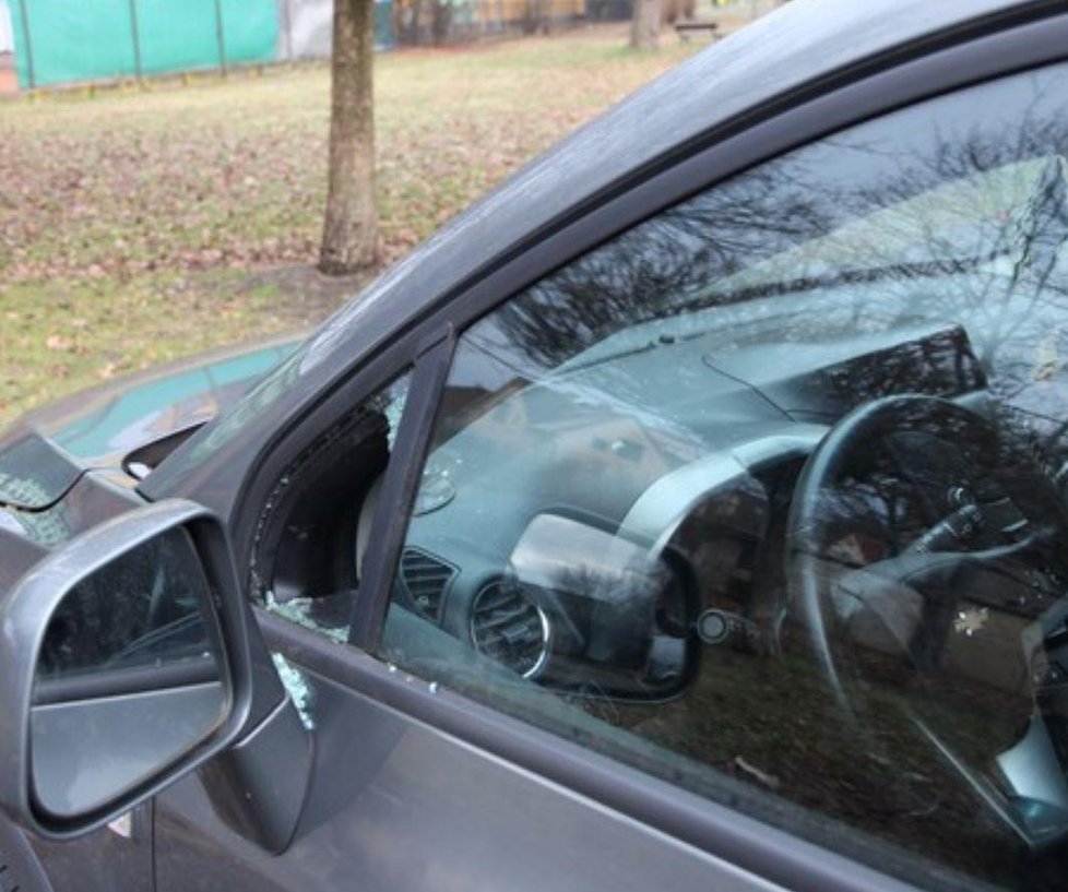 Zloděj se do auta dostal rozbitím bočního okna.