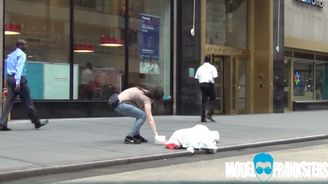 Zajímavý experiment: Jak reagují lidé, když bezdomovce na ulici okrade mladá holka vs. kluk?